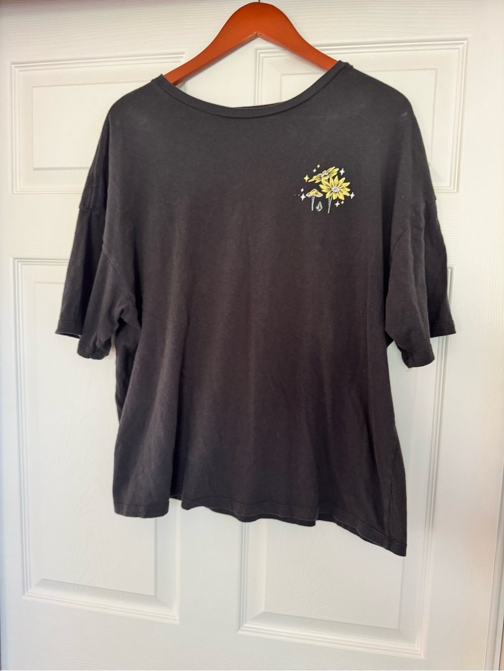 Volcom Earth Tripper Graphic Tee – Women’s L